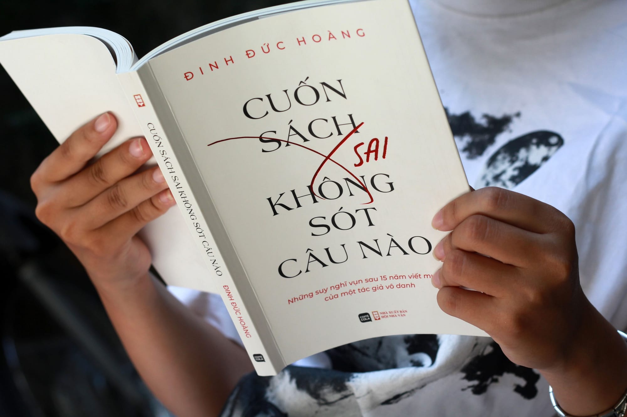 “Cuốn Sách Sai Không Sót Câu Nào”